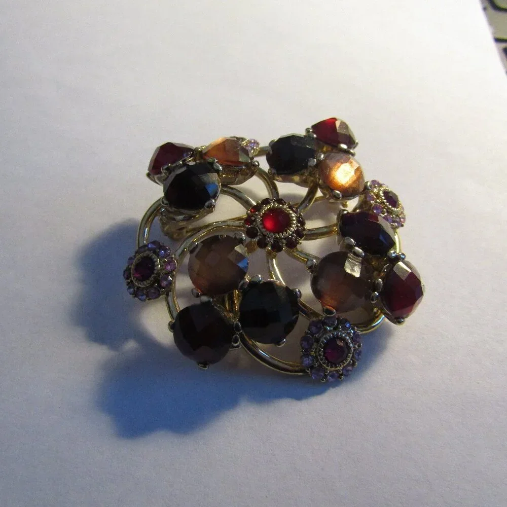 Signed LC LIZ CLAIBORNE Vintage Gold Tone RED GOLDS MAROON Rhinestone Brooch Pin